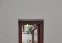 지속 가능한 건강을 위한 ‘마이크로 루틴’ 실천, 작은 변화가 만든 큰 차이 opened brown wooden framed glass window
