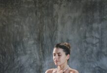 “요즘 뜨는 ‘마음챙김 운동’: 일상 속에서 실천하는 똑똑한 건강관리 비법” woman in white bikini sitting on red chair