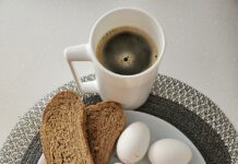 바쁜 일상 속 ‘현명한 식단’이 뜬다… 작은 변화로 시작하는 건강한 한 끼 A white plate topped with sliced apples and a cup of coffee