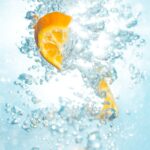 “물만 잘 마셔도 병의 절반이 사라진다?”… 당신이 몰랐던 ‘수분 섭취’의 과학 sliced orange fruits underwater