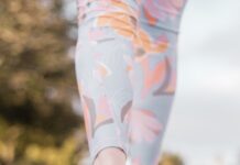 뇌를 깨우는 산책: 왜 천재들은 걷다가 아이디어를 얻었을까? person wearing black and white nike shoes