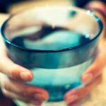 변화하는 일터, 건강 챙기는 직장인들의 새로운 습관법 full drinking glass