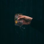 내 손안의 건강 비서, AI 기반 건강 관리가 바꾸는 일상 person holding clear drinking glass with water