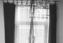 ‘아침 스트레칭’, 몸과 마음을 깨우는 일상작은 습관 person laying on a bed