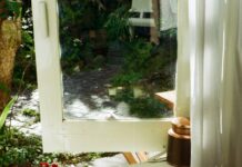 만성피로, 작은 습관 변화로 지친 일상에 활력을 Tea set arranged on a wooden tray by the window.