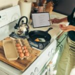 소식, 색다르게 먹기… 일상에서 실천하는 최신 건강 식단 트렌드 Person cooking eggs on a stovetop following a recipe.