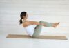 “필라테스, 집에서도 즐기는 건강한 습관…일상 속 실천법은?” Woman in boat pose on yoga mat