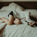 “일상이 버거운 이유, 만성피로 잡는 생활 루틴이 뜬다” woman lying on bed