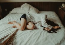 “일상이 버거운 이유, 만성피로 잡는 생활 루틴이 뜬다” woman lying on bed