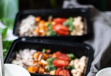 “일상 속 식단, 간편하게 건강 챙기는 새로운 트렌드” a couple trays of food