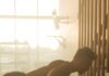 근육 키우기, 일상 속 작은 변화부터 시작하세요 a man is doing push ups on a machine