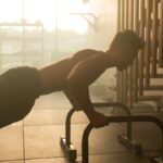 근육 키우기, 일상 속 작은 변화부터 시작하세요 a man is doing push ups on a machine