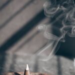 일상 속 대체요법, 건강한 생활의 새로운 선택지로 주목받아 white smoke on brown wooden table