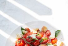 ‘마음 챙기는 식단’ 일상에 스며들다…건강도 맛도 챙기는 생활 속 실천법 sliced tomato and green leaf vegetable on white ceramic plate