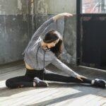 직장인 건강, “스몰 스텝 루틴”으로 쉽고 실천 가능하게 woman in gray long sleeve shirt and black pants sitting on wooden floor