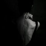 목 건강의 적신호, 거북목과 일자목… 직장인을 위한 쉽고 안전한 교정법 woman in black tank top