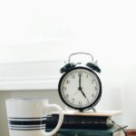 “일상 속 건강, 직장인도 실천할 수 있다…최신 트렌드와 실천법 제안” white ceramic mug beside white and black analog alarm clock